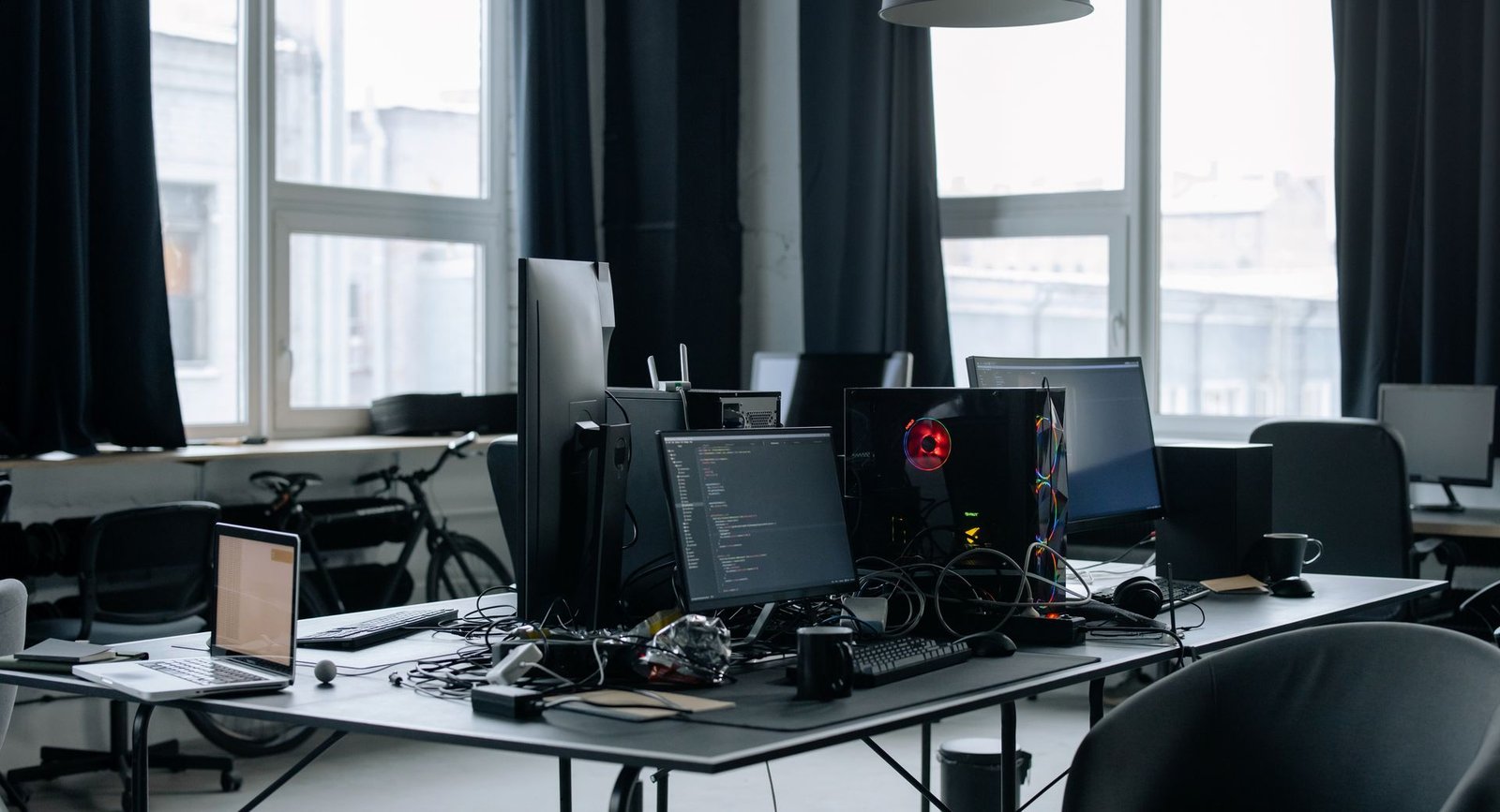 Puestos de trabajo con ordenadores en una oficina de desarrollo de software